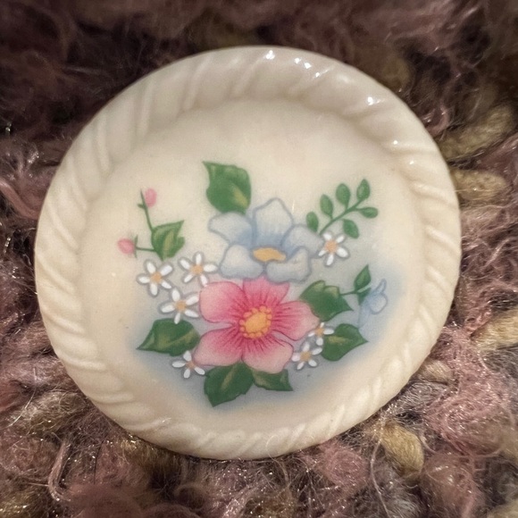 Vintage Avon “Spring Bouquet” Porcelain brooch/Pin, White Lapel Floral Brooch - Picture 5 of 5